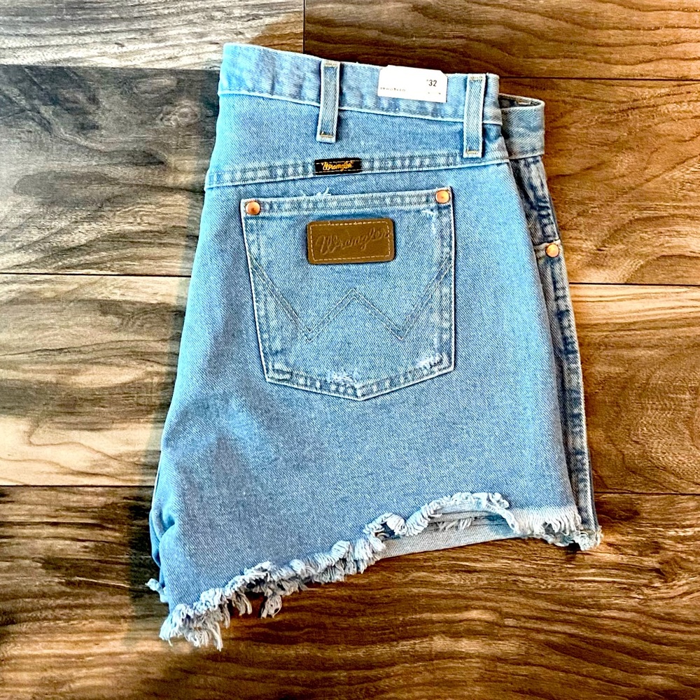 NWT Wrangler Brand Light Wash Jean Shorts Sz 32